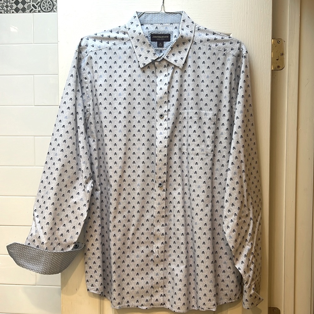 Johnston & Murphy SKULL printed button down with fun cuff. MEN’s XL EUC